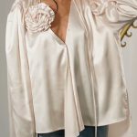 Σατέν μπεζ ασύμμετρο V neck πουκάμισο με μπουτονιέρα