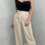 Ψηλόμεσο υφασμάτινο κλασσικού τύπου παντελόνι με ρίγες μπεζ