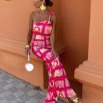 Εμπριμέ one shoulder μακρύ φόρεμα ροζ