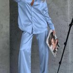 Σετ σατέν παντελόνα με πουκάμισο σε γαλάζιο