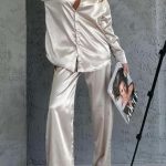 Σετ σατέν παντελόνα με πουκάμισο σε λευκό