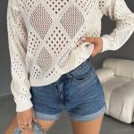 Φαρδύ λευκό bοho πουλοβεράκι