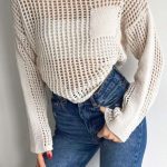 Μακρυμάνικη μπλούζα διάτρητη με τρύπες και τσεπάκι σε εκρού