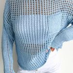 Μακρυμάνικη μπλούζα διάτρητη με τρύπες και τσεπάκι σε γαλάζιο