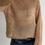 Μακρυμάνικη μπλούζα διάτρητη με τρύπες και τσεπάκι σε καμηλό