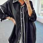 Κομψό μακρύ πουκάμισο με κεντητή τρέσα σε μαύρο