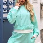 Αθλητικό σετ με λευκά τελειώματα σε άνετη γραμμή βεραμάν