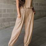 Ολόσωμη μπέζ φόρμα με άνοιγμα στην πλάτη