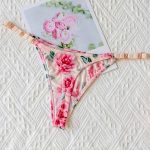 Φλοράλ string σε λευκό