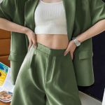 Καλοκαιρινό λινό κουστούμι με σορτσάκι σε χακί