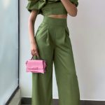 Σατέν σετάκι με λεπτομέρειες βολάν σε χακί