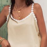 Μπλουζάκι με μαργαριτές στις τιράντες