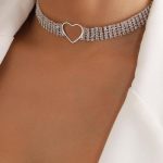 Φαρδύ εφαρμοστό κολιέ τύπου chocker με πετραδάκια και καρδιά