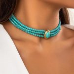 Τυρκουάζ τριπλό κολιέ σε στύλ τσόκερ.