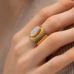 Φαρδύ δαχτυλίδι ανοιχτού τύπου με χρωματιστή πλάκα και στρας σε λευκό