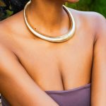 Golden metallic φαρδύ περιδέραιο με ριγέ όψη