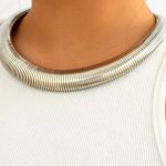 Silver metallic φαρδύ περιδέραιο με ριγέ όψη