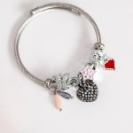 Ατσάλινη χειροπέδα με charms 🤍