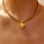 Κολιέ με χοντρή αλυσίδα και κρεμαστό στοιχείο golden