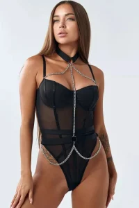 Glam κορμάκι με αλυσίδες και choker