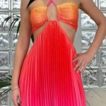 Μακρύ πλισέ cut out φόρεμα σε ζεστή tie dye απόχρωση