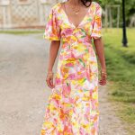 Φλοραλ φόρεμα με cut outs και δέσιμο πίσω