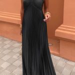 Πλισέ φόρεμα με εντυπωσιακό λαιμό σε μαύρο