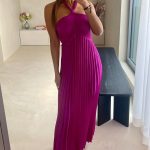 Πλισέ φόρεμα με εντυπωσιακό λαιμό σε ματζέντα