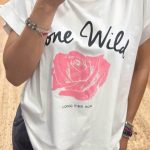 Πετροπλυμένο T-shirt “Rose gone wild” σε λευκό