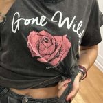 Πετροπλυμένο T-shirt “Rose gone wild” σε μαύρο