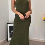 Μακρύ πλεκτό φόρεμα halterneck σε χακί