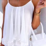 Καλοκαιρινό τόπ με βολάν σε λευκό