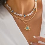 Τριπλό κολιέ με χρυσές αλυσίδες και πέρλες