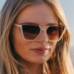 Μοντέρνα γυαλια ηλίου μπέζ με καφέ αποχρωσή γυαλιού