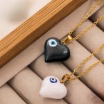 Ατσάλινο κολιέ με κρεμαστό καρδιά λευκή