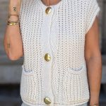 Πλεκτό αμάνικο λευκό ζακετάκι με κουμπιά
