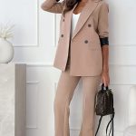 Σακάκι εκρού με λεπτομέρειες δερματίνη