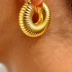 Χρυσά κρικάκια από ατσάλι με ραβδώσεις