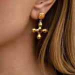 Ατσάλινα χρυσά σκουλαρίκια με σταυρό και πέτρα