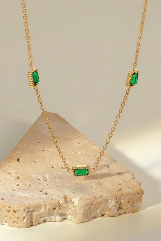 necklace-with-green-stones-200171323-1-kookoo-2