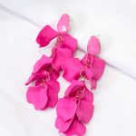 Σκουλαρίκια κρεμαστά πέταλα φούξια