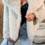 Γούνα εκρού με μεγάλο γιακά