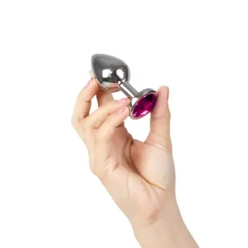 KooKoo 23 Μεταλλικό butt plug αλουμινίου με κόσμημα fuchsia, tapered άκρη, flared βάση, nickel free, ύψος 8,2 cm και διάμετρο 3,4 cm