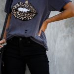 Μπλούζα με χείλη και τρύπες