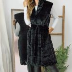 Αμάνικη μαύρη γούνα με ζωνάκι και κουκούλα