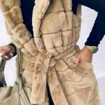 Αμάνικη μπεζ γούνα με ζωνάκι και κουκούλα