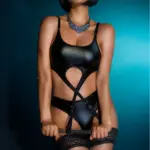 Μάυρο σετ εσωρούχων eco-leather με ζαρτιέρες, στρινγκ και μαστίγιο (M)