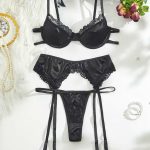 Σατέν σετ εσωρούχων με ζαρτιέρες και καλτσοδέτες σε μαύρο