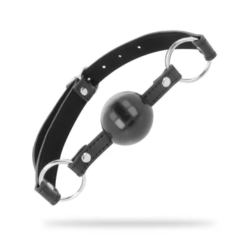 Μαύρο φίμωτρο με δερμάτινο λουρί και μπάλα από PVC, ρυθμιζόμενο για BDSM χρήση.