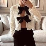 Μακρυμάνικο εκρού τοπ παγιέτα με κορδέλες